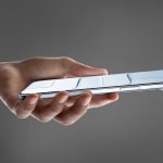 يد تمسك هاتف iPhone فضي مع شرح ميزة حماية الآيفون عند محاولة سرقته، حيث يرتبط الجهاز بإجراءات أمان Apple وFace ID لإعادة القفل بسرعة.